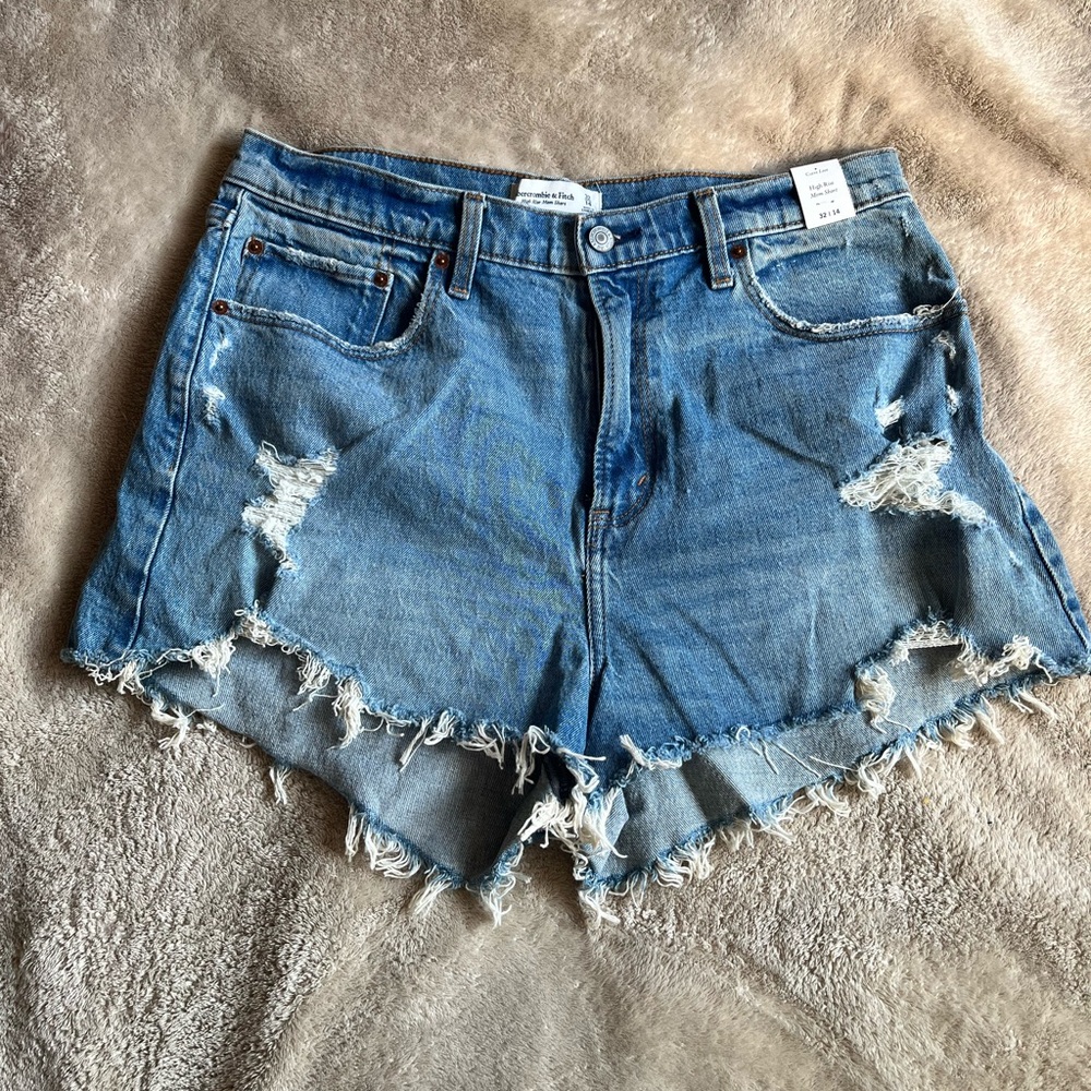 Abercrombie Cuve Love High Rise Mom Short - Size 14/32 - NWT